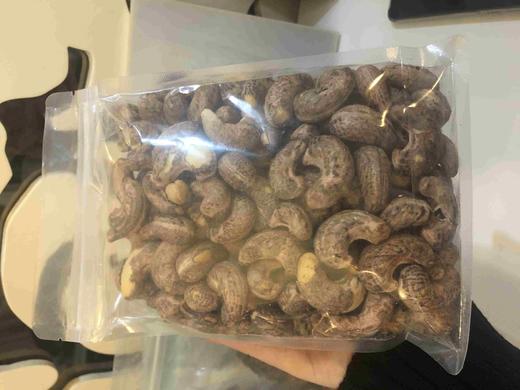 越南虎皮特大腰果 原味热炒 最是考验品质 在众多的坚果亲戚里腰果的卡路里可是极低的！腰果独特的浓郁酯香，实在是让人爱不释口，丝毫不知它竟然这么少油！ 商品图3