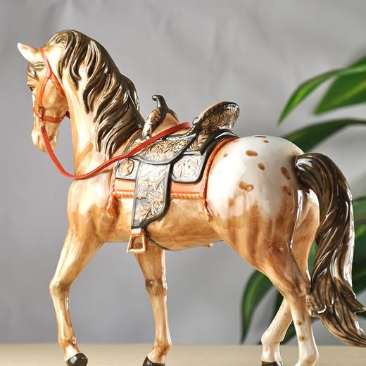 牧野英豪马摆件 釉上九彩 柔情玫瑰马摆件 釉上九彩 马到成功创意马摆件书房书架工艺品欧式家居客厅酒柜装饰品陶瓷 精美 时尚 摆件 商品图3