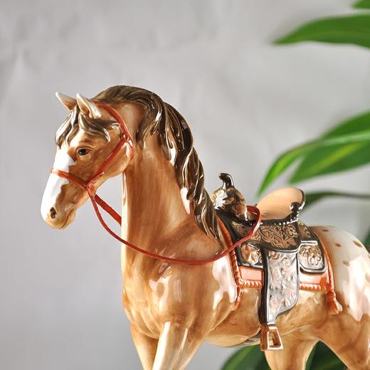 牧野英豪马摆件 釉上九彩 柔情玫瑰马摆件 釉上九彩 马到成功创意马摆件书房书架工艺品欧式家居客厅酒柜装饰品陶瓷 精美 时尚 摆件 商品图1