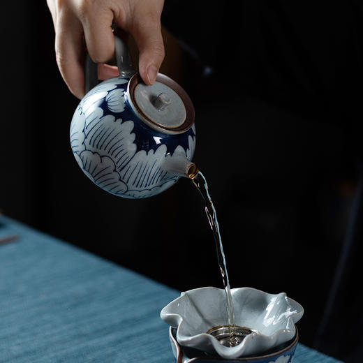茶具 功夫茶具 家用陶瓷 盖碗茶杯 整套礼盒装 复古青花 禅之莲 餐饮用具 商品图7