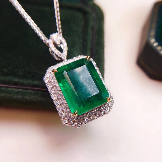 祖母绿吊坠高品质祖母绿吊坠18k金镶嵌钻石主石1105克拉钻石113克拉总