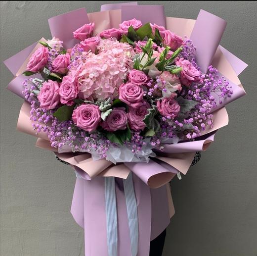 不负情深   粉色绣球一个，19朵紫玫瑰，满天星，桔梗搭配！(3024) 商品图0