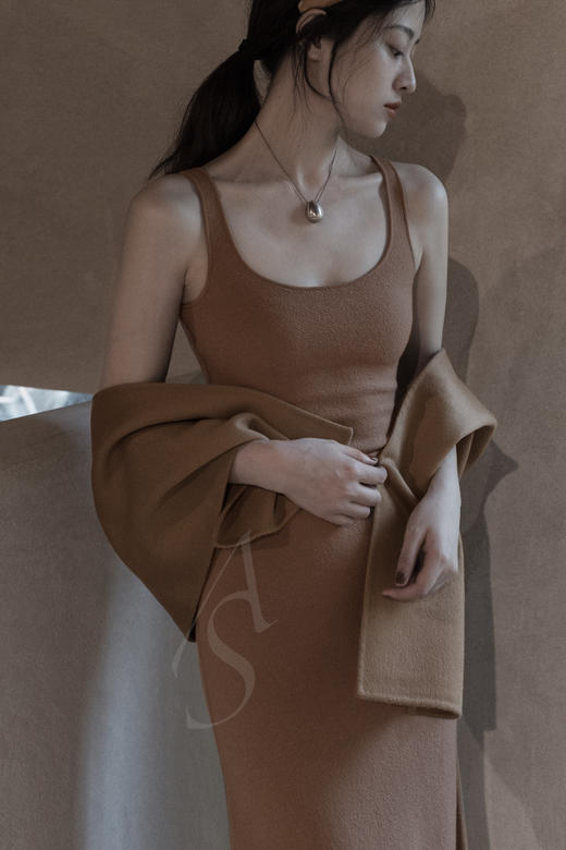 TOTEME 驼色/黑色URDA U型领羊毛背心 商品图2