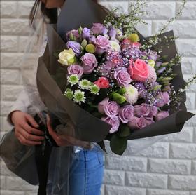 未来可期    19朵紫玫瑰，5朵粉玫瑰，桔梗，乒乓菊，小雏菊，满天星搭配(3025)