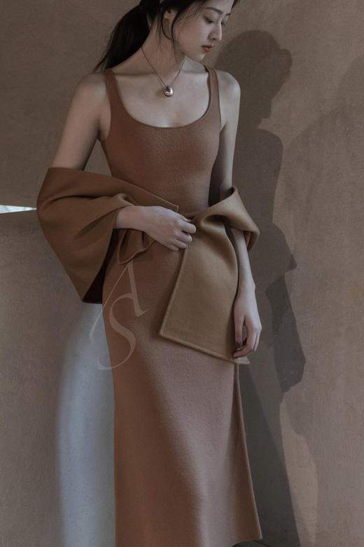 TOTEME 驼色/黑色URDA U型领羊毛背心 商品图0