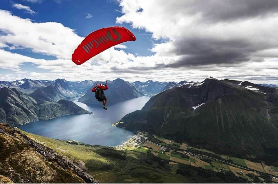 专属定制丨高空跳伞，遨游于自由边际，换个角度看世界！