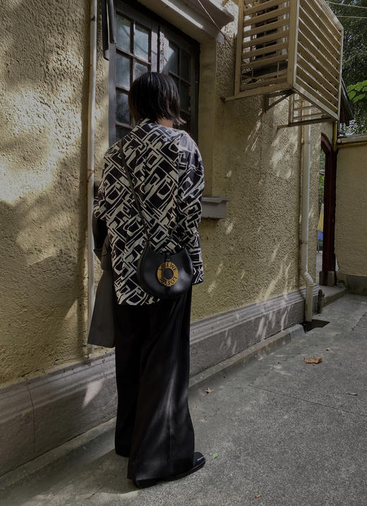 HIDEMI “我们做印花”特殊纸感几何桌椅剪影式印花廓形衬衫 商品图2