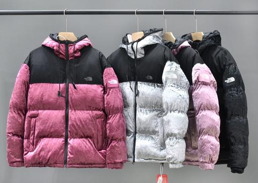 点此购买 北面男女款黑标丝绒连帽羽绒服 诱163608