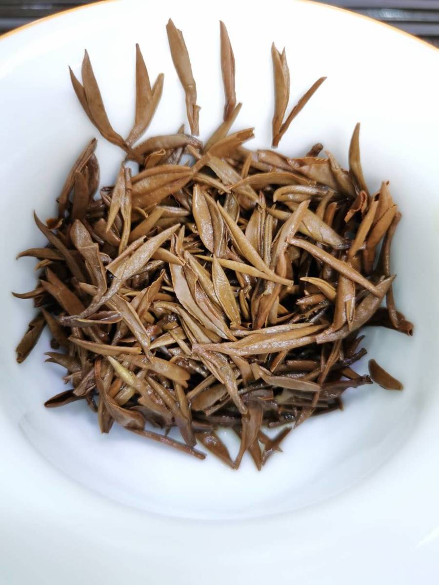 【金骏眉 口碑100g】颗颗嫩芽 金毫显露 金黄色的茶汤,很透亮.