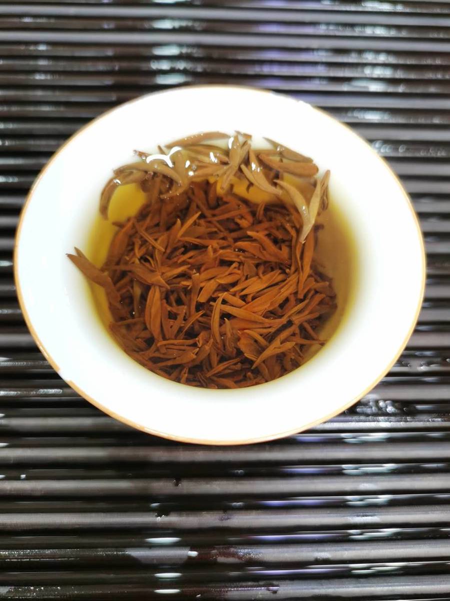 金骏眉 口碑100g 颗颗嫩芽 金毫显露 金黄色的茶汤