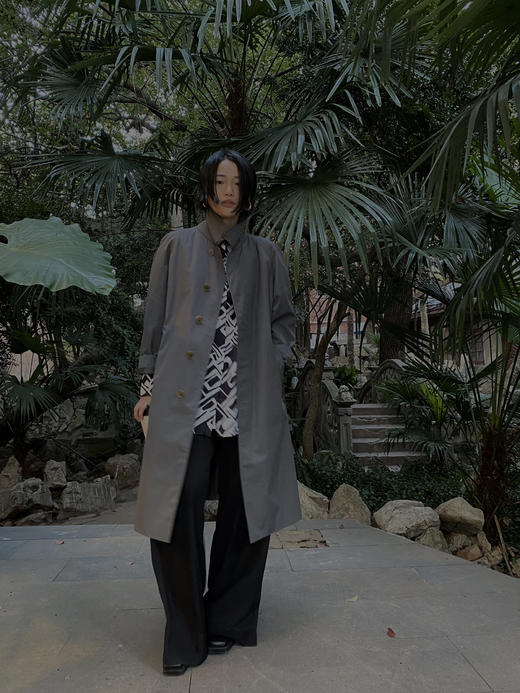 HIDEMI “我们做印花”特殊纸感几何桌椅剪影式印花廓形衬衫 商品图5