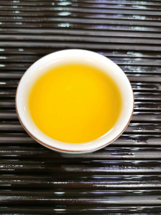 【金骏眉 口碑100g】颗颗嫩芽 金毫显露 金黄色的茶汤,很透亮.入口是幽香,带山场气息,茶味特别醇正,回甘,嫩滑 商品图4