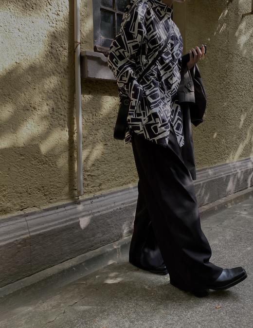 HIDEMI “我们做印花”特殊纸感几何桌椅剪影式印花廓形衬衫 商品图3