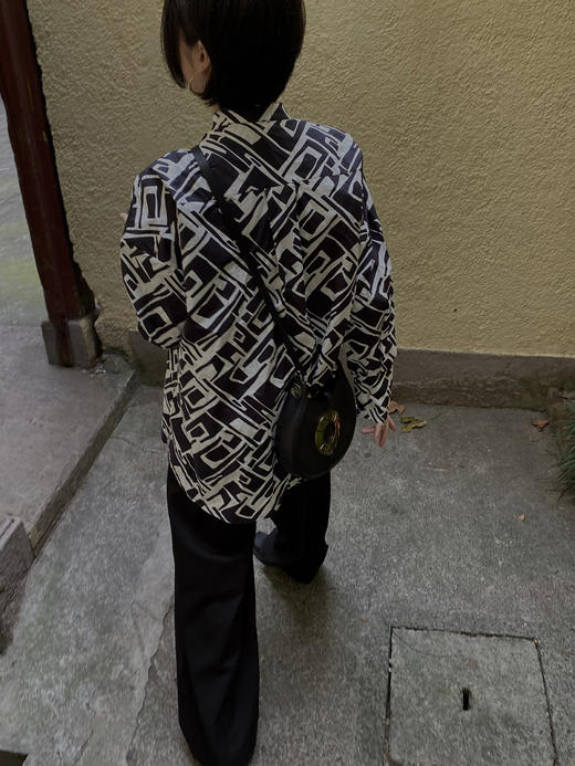 HIDEMI “我们做印花”特殊纸感几何桌椅剪影式印花廓形衬衫 商品图4