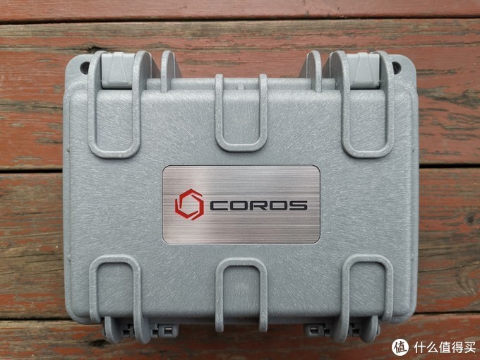 塑料箱体充满张力的棱角，像极了我们日常用的工具箱。正面中间一块拉丝设计的银色铭牌，很有质感。