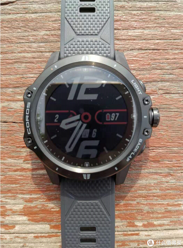 COROS VERTIX一共只有三颗实体按键，均位于手表右侧；手表左侧最中间位置则设计了一个类似麦克风的东西，是用于测量气压转换计算海拔高度的；产品机身采用TC4钛合金和高强度尼龙纤维材料构成，具备15ATM防水等级；而在手表屏幕上，则使用了一块1.2英寸、240×240的全反射记忆液晶屏幕，外面由蓝宝石玻璃外屏加以保护。