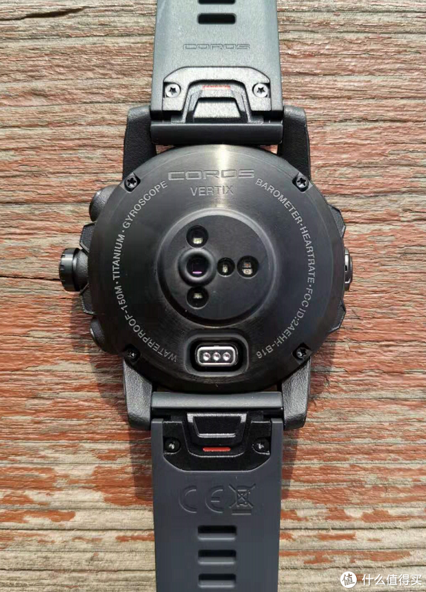 手表背面最中间的位置是光点心率模块，呈T形设计；充电口位于手表正下方，为COROS延续的插入式充电接口。