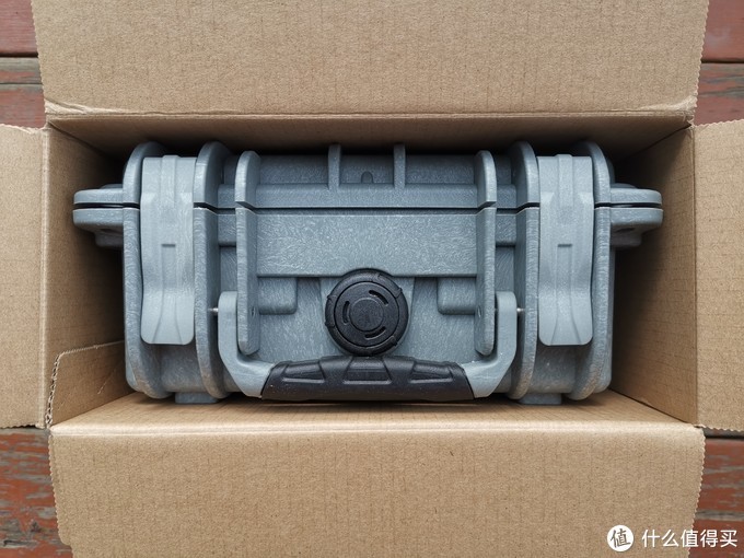结果里面来了个非常“硬核”的包装，并非之前的纸质盒子，而是一个极具识别度的塑料装备箱。