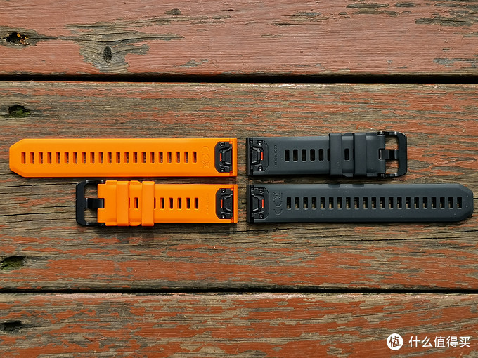 楼主经常出现手表表带搞坏的情况，所以干脆就先顺手多拍一对表带备用