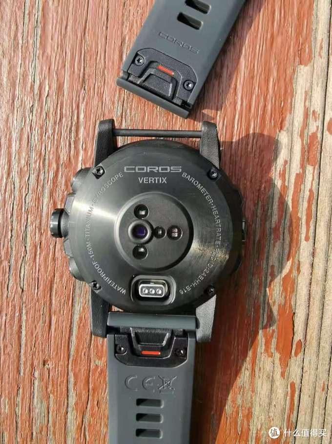 这款手表的表带是卡式快拆结构,操作起来非常简单。