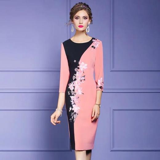 FMY33194新款时尚气质修身圆领七分袖撞色拼接绣花中长款连衣裙 商品图0