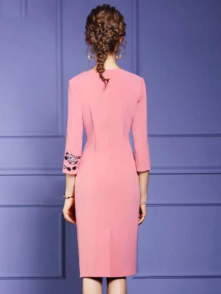 FMY33194新款时尚气质修身圆领七分袖撞色拼接绣花中长款连衣裙 商品图3