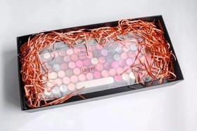 自从买了这款“眼影盘”，女朋友再也不阻止我打游戏了！