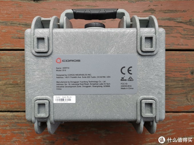 背部是这款手表的铭牌,包括产品相关设计和协议。