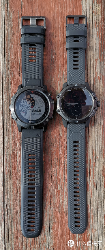 左边是GARMIN公司品牌旗下的顶级户外手表fēnix 5X，右边是这次的 COROS VERTIX手表，预告下，这次测评就两两位直接对标，PK非常热闹。