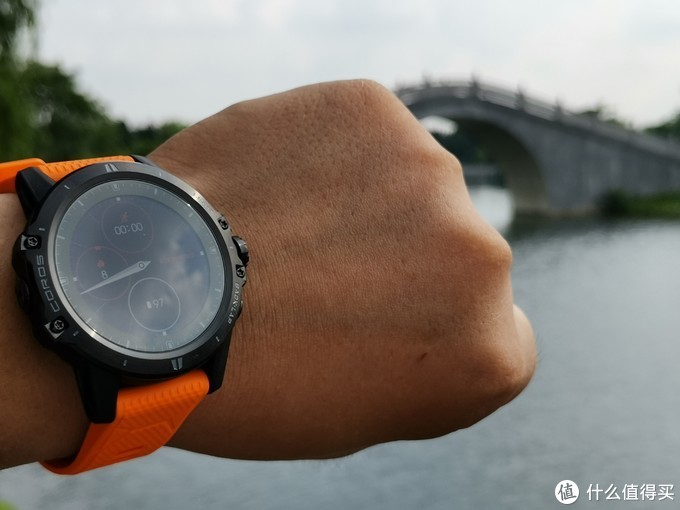 黑色手表搭配橙色表带,也显得比较有活力。