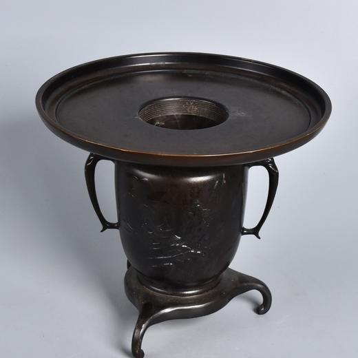 日本昭和时期  高浮雕风景纹双耳三足老铜花器摆件 商品图2