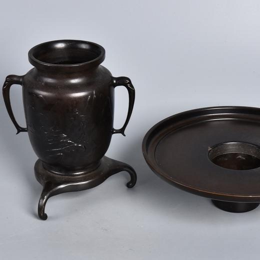 日本昭和时期  高浮雕风景纹双耳三足老铜花器摆件 商品图3