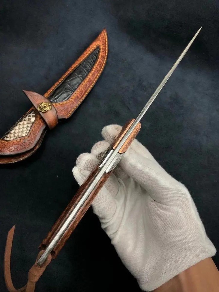 御臻一体大马士革直刀户外战术直刀蛇纹木手柄