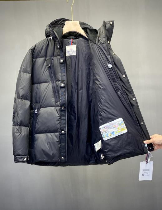 点此购买蒙口男款连帽休闲羽绒服左164239