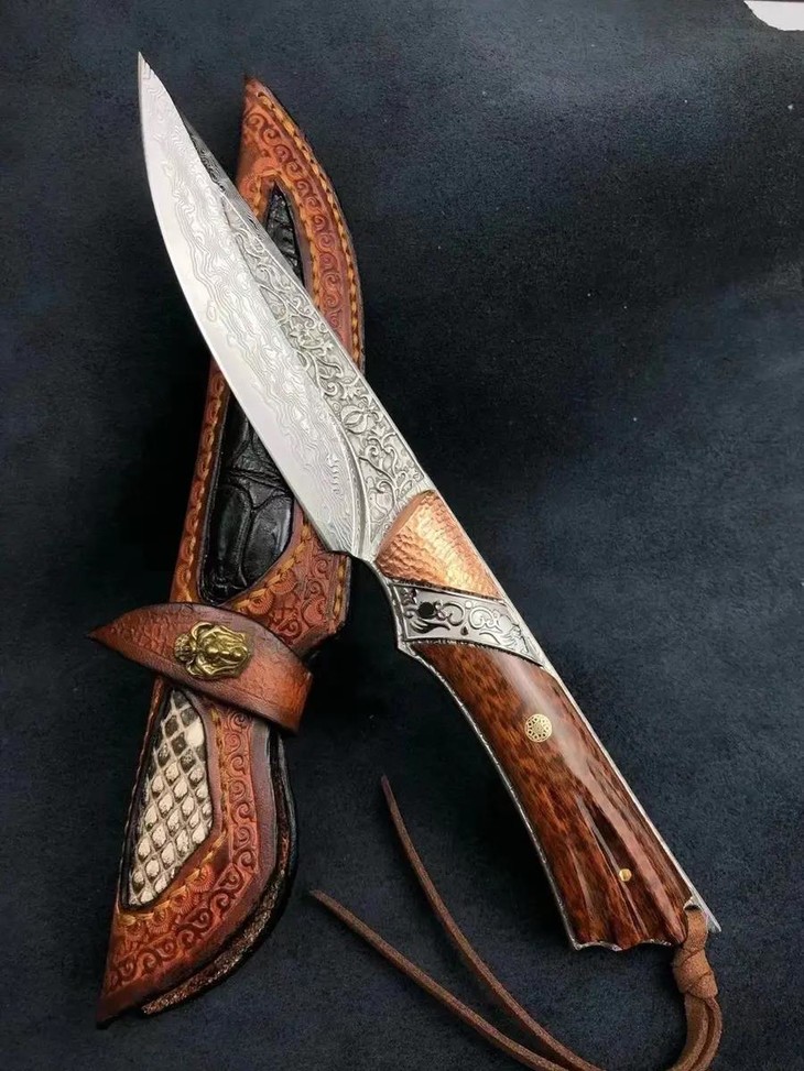 御臻一体大马士革直刀户外战术直刀蛇纹木手柄