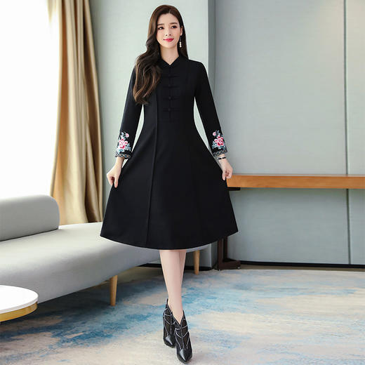 LJY-HF959-102秋冬季新品韩版绣花盘扣中长款A字裙 商品图1