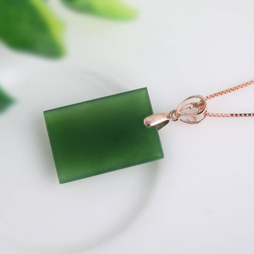 18k金镶嵌方形碧玉吊坠女带证书玫瑰金夹扣和田玉平安无事牌货号g2124