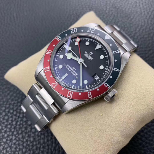 ZF年度最热腕上佳品【红蓝经典 复古型格】ZF震撼推出——帝舵碧湾系列之格林尼治型腕表。以传统设计融合格林尼治“红蓝”经典，成就此复古运动的腕上佳品。 商品图6