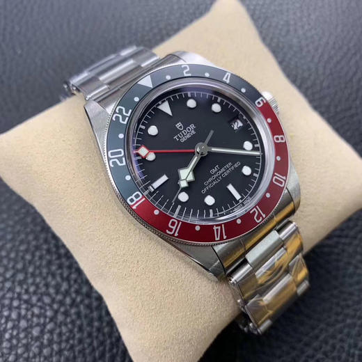 ZF年度最热腕上佳品【红蓝经典 复古型格】ZF震撼推出——帝舵碧湾系列之格林尼治型腕表。以传统设计融合格林尼治“红蓝”经典，成就此复古运动的腕上佳品。 商品图7