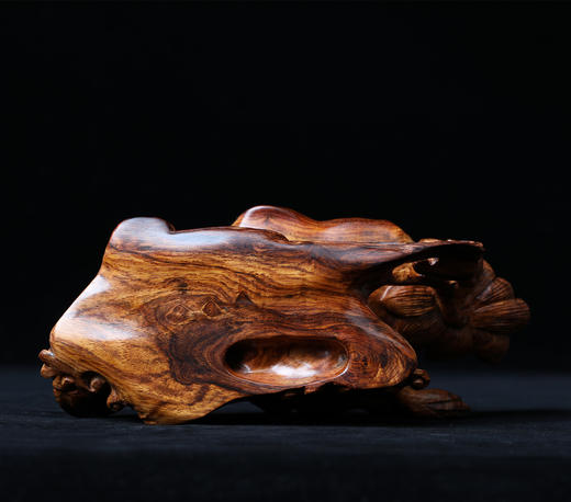 连年有余海黄中性料雕刻摆件b6