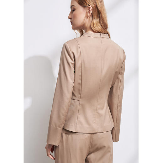 EITIE爱特爱冬季新款时尚气质简约百搭经典收腰显瘦小上衣女6013717 商品图5