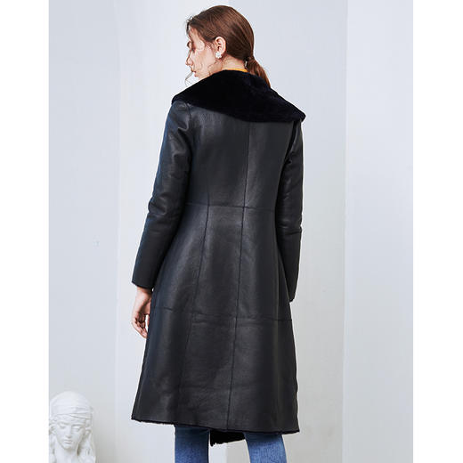 EITIE爱特爱冬季新款时尚收腰加厚保暖羊皮毛长款大衣皮外套6093722 商品图4