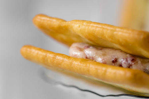 【新年专属，买4送2袋新年挂耳】手工牛轧糖饼丨手工制作 外层用香葱苏打饼干包覆，咸甜之间夹着丰富口感，不黏牙 商品图2