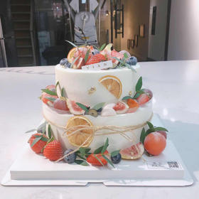 暖暖的双层水果蛋糕，适合家庭聚会，因季节不同，水果会适当调整品种，可私信客服