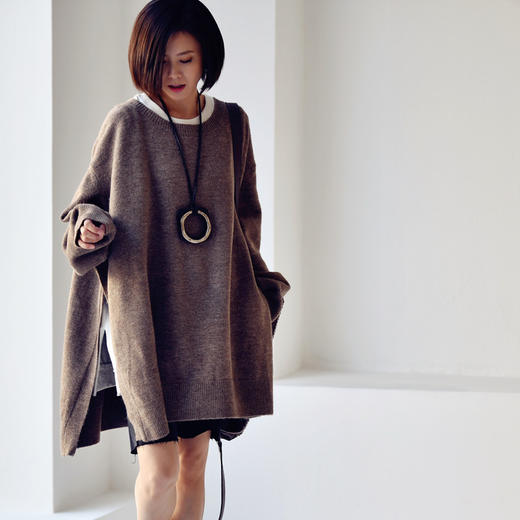 米兰宣言m9622c文艺个性侧开叉oversize中长款圆领毛衣女宽松外穿