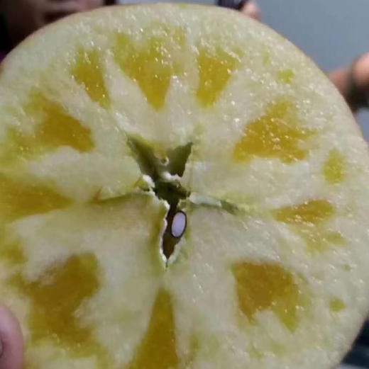 超甜阿克苏冰糖心苹果🍎脆甜多汁，超甜冰糖心，只有有机阿克苏才有这个口感，甜脆，带着新疆的尘土而来 它纯天然弱碱性沙质土壤培育，全年接受着天然雪山水的灌溉，造就了独特的口感 商品图4