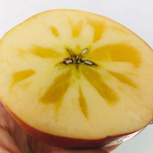 超甜阿克苏冰糖心苹果🍎脆甜多汁，超甜冰糖心，只有有机阿克苏才有这个口感，甜脆，带着新疆的尘土而来 它纯天然弱碱性沙质土壤培育，全年接受着天然雪山水的灌溉，造就了独特的口感 商品图1