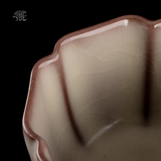 问鼎哥窑致巧款镜花杯 商品图1