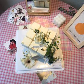 超人气魔方蛋糕，树莓夹心白乳酪慕斯喷砂！单色/双色可选（提前三天预定！）