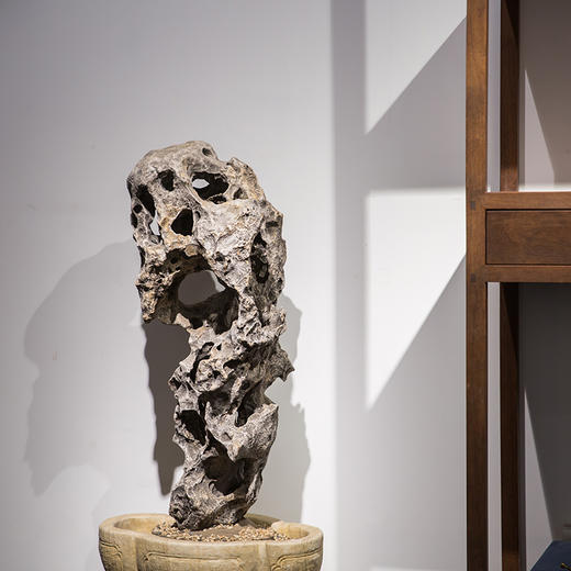 清代  太湖石贡石（双层汉白玉座） 商品图1